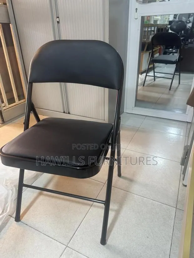 Foldable Black Chair · Photo 1