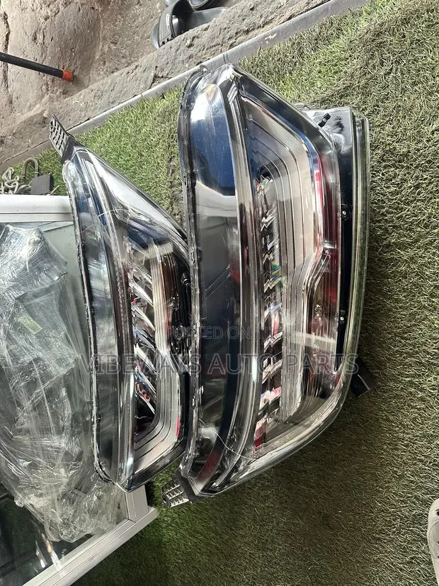 Honda CRV 2017-2022 Touring Original Headlights Pair · Photo 1