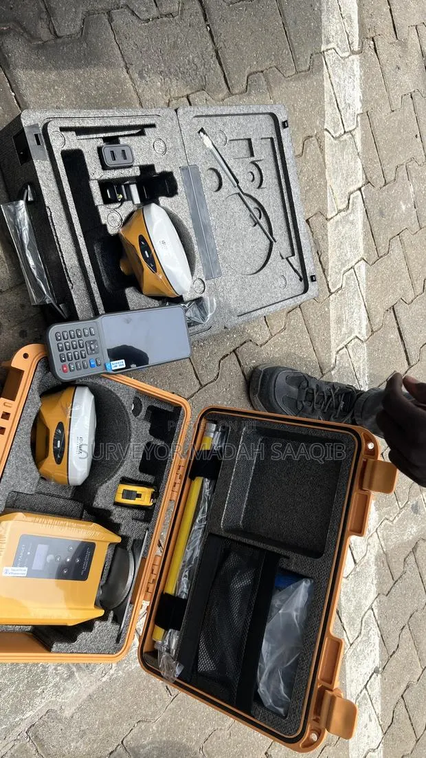 Hi Target V300 RTK Full Set Survey Instrument · Photo 6
