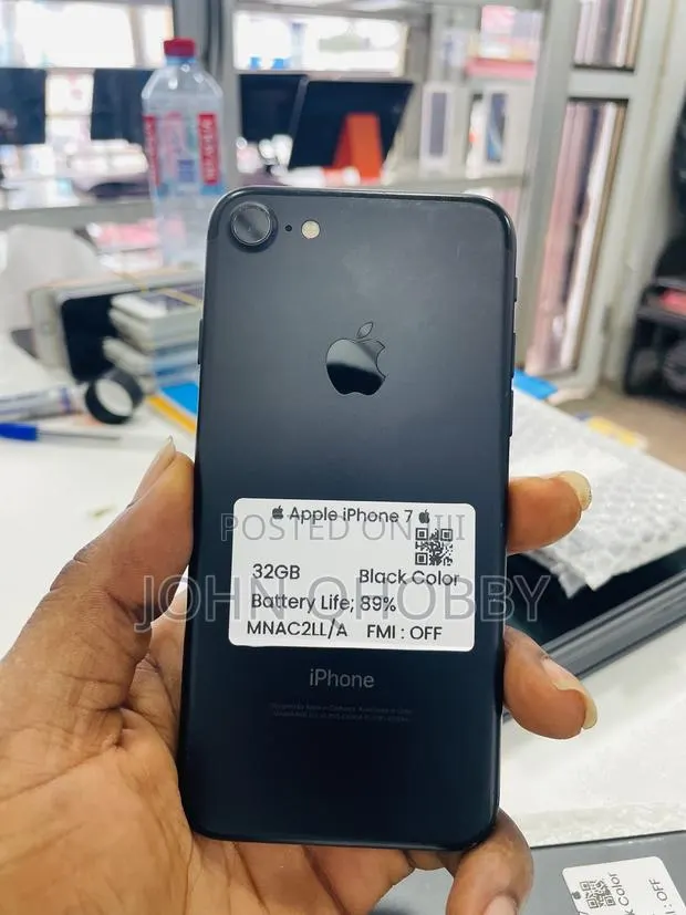 Apple iPhone 7 32 GB Black · Photo 1