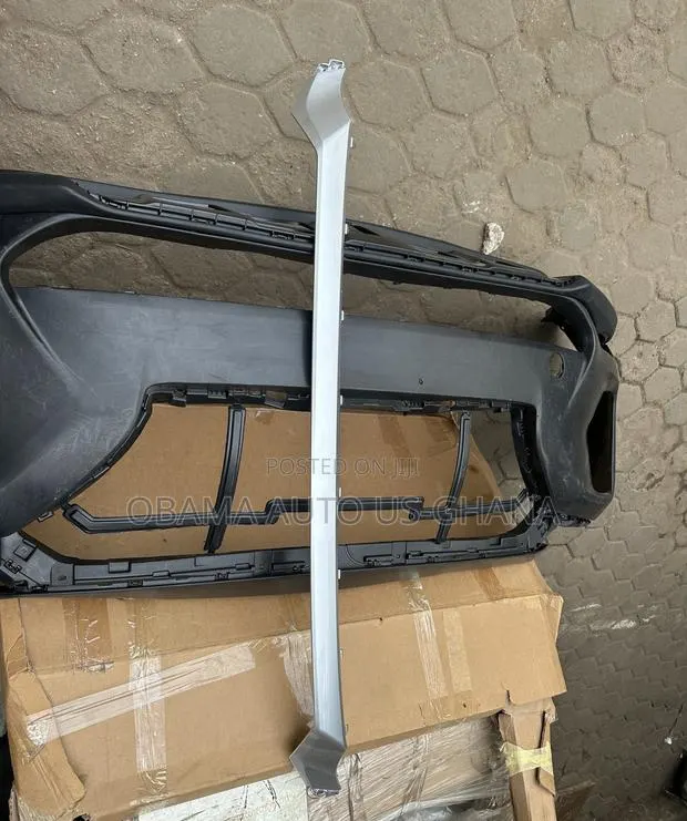 Hyundai Santafe 2019 2020 Front Bumper Center Chrome Molding Moulding · Photo 1