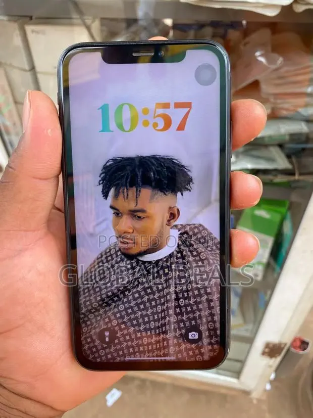 Apple iPhone XR 64 GB Black · Photo 1