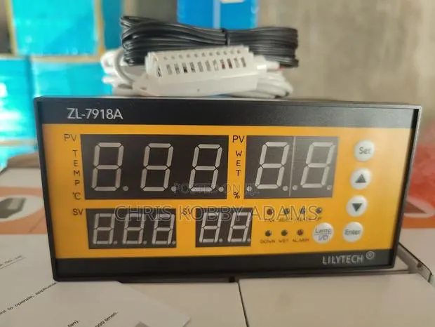 Xm-18 Temperature Humidity Controller · Photo 1