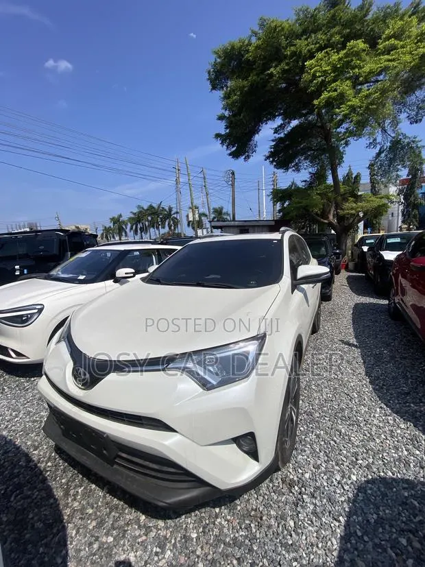 Toyota RAV4 2015 White · Photo 1