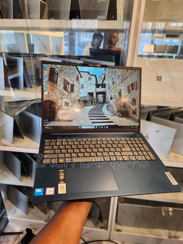 Laptop Lenovo 16GB Intel Core 7 SSD 1T · Photo 1
