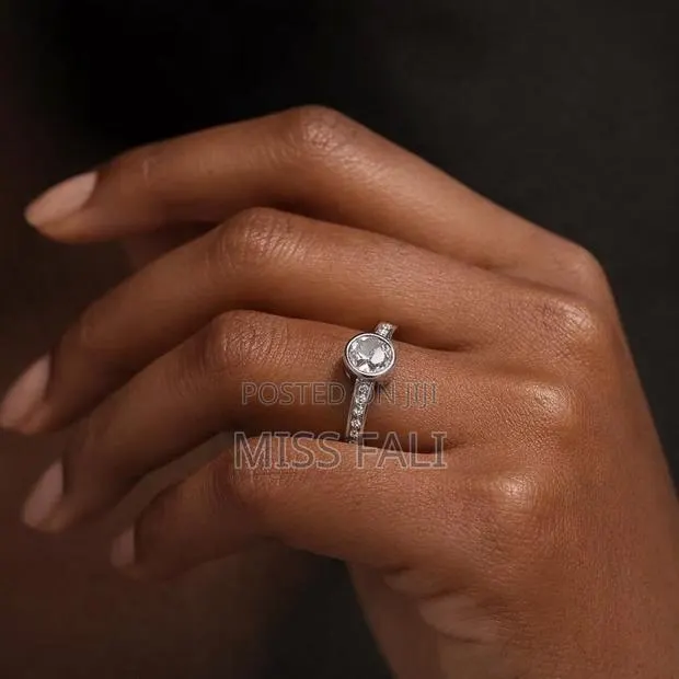 Halo Promise Ring. Size 7-9 · Photo 1
