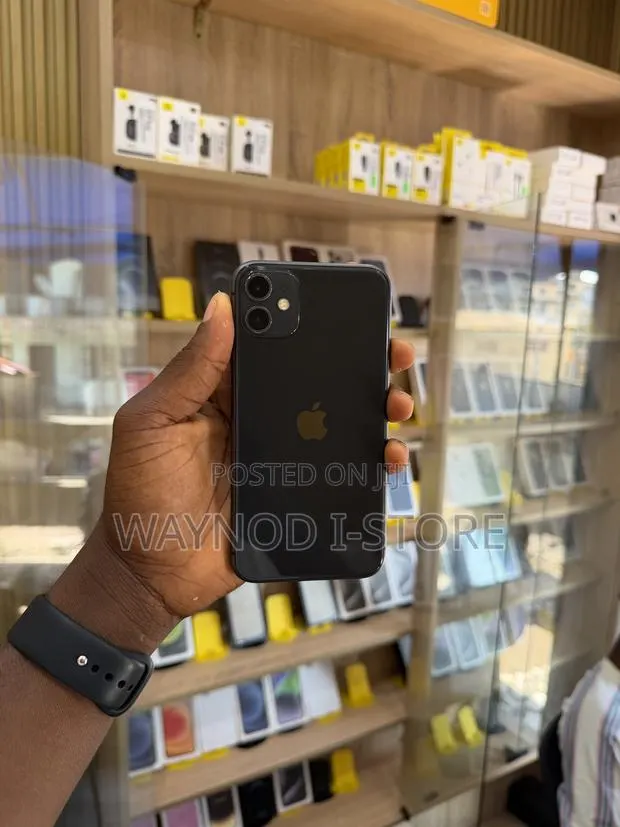 Apple iPhone 11 64 GB Black · Photo 1