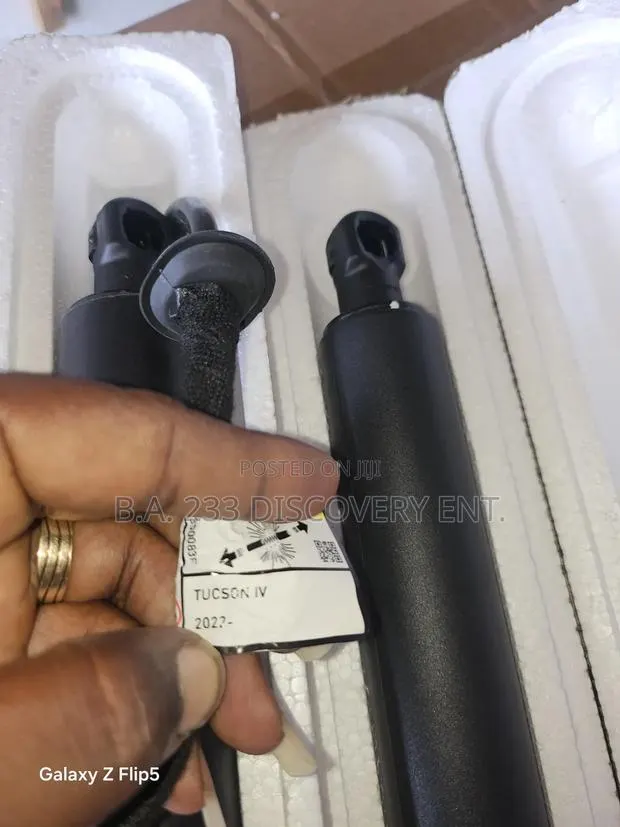 Hyundai Tucson 2022/2024 Electronic Boot Shocks · Photo 1