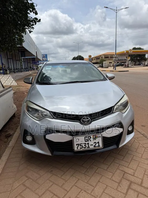 Toyota Corolla L 4dr Sedan (1.8L 4cyl 4A) 2015 Silver · Photo 1
