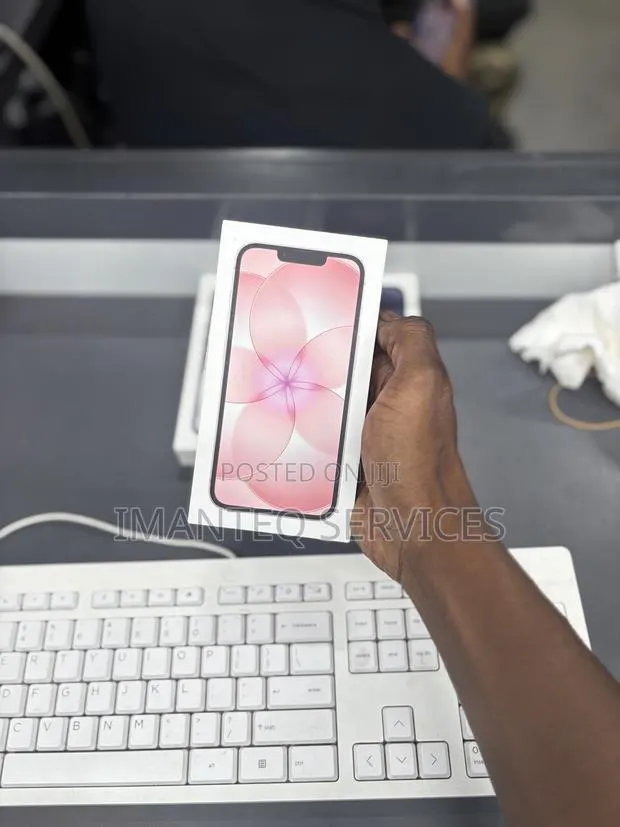 New Apple iPhone 17e 256 GB Pink · Photo 1