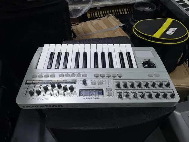 Novation Remote 25 Midi Keyboard · Photo 1