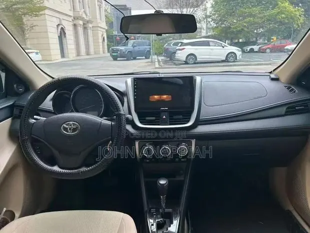 Toyota Yaris 2017 Red · Photo 1