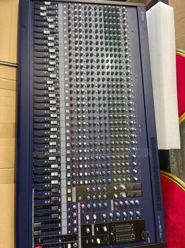 Yamaha Mg32/14fxanalog Raw Mixer · Photo 1