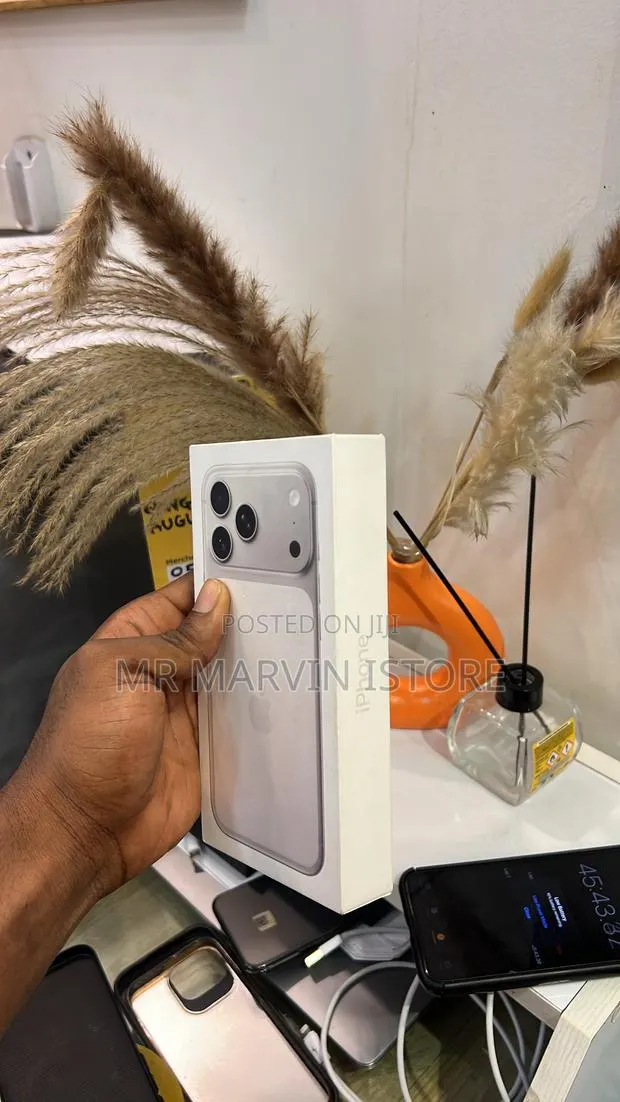 New Apple iPhone 17 Pro Max 256 GB White · Photo 1