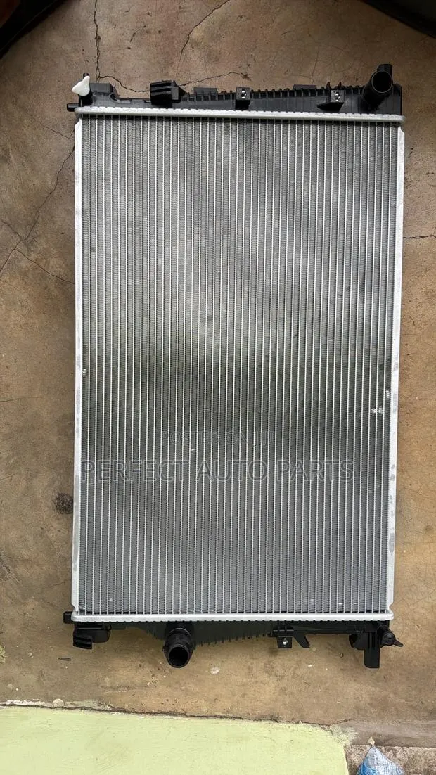 Chrysler 200 Radiator / Water Tank · Photo 1