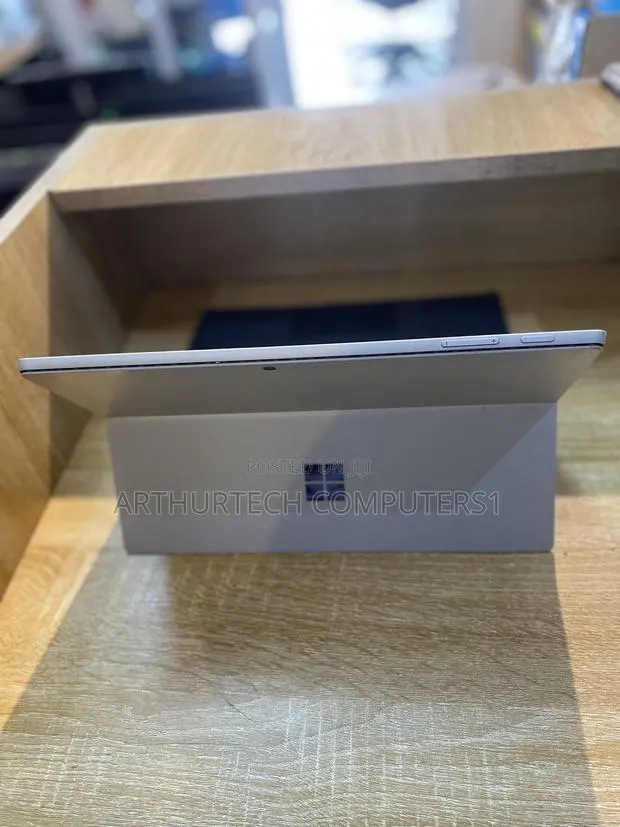 Laptop Microsoft Surface Pro 5 8GB Intel Core i5 SSD 256GB · Photo 1