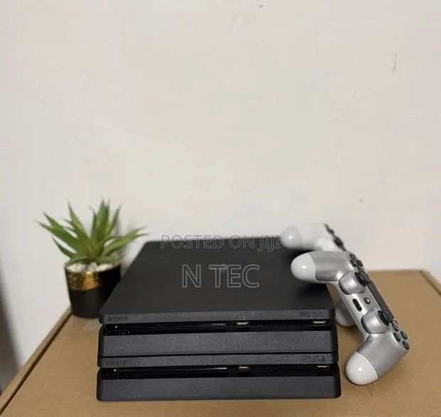 Playstation 4 Slim · Photo 1