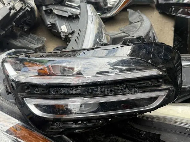 Hyundai Genesis 2025 Headlight · Photo 1