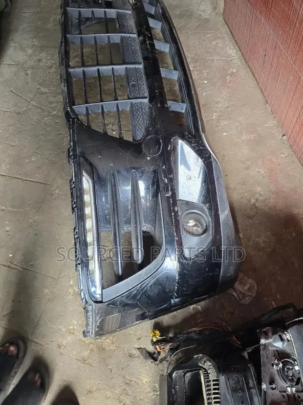 2018 Porsche Macan Front Bumper · Photo 1