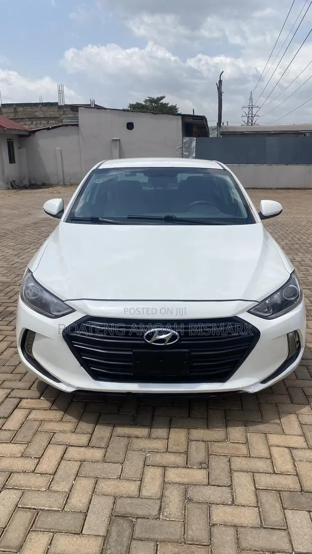 Hyundai Elantra 2018 White · Photo 1