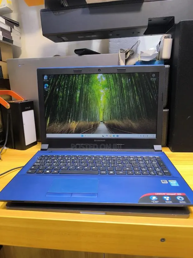 Laptop Lenovo IdeaPad 300 8GB Intel Core i3 HDD 1T · Photo 1
