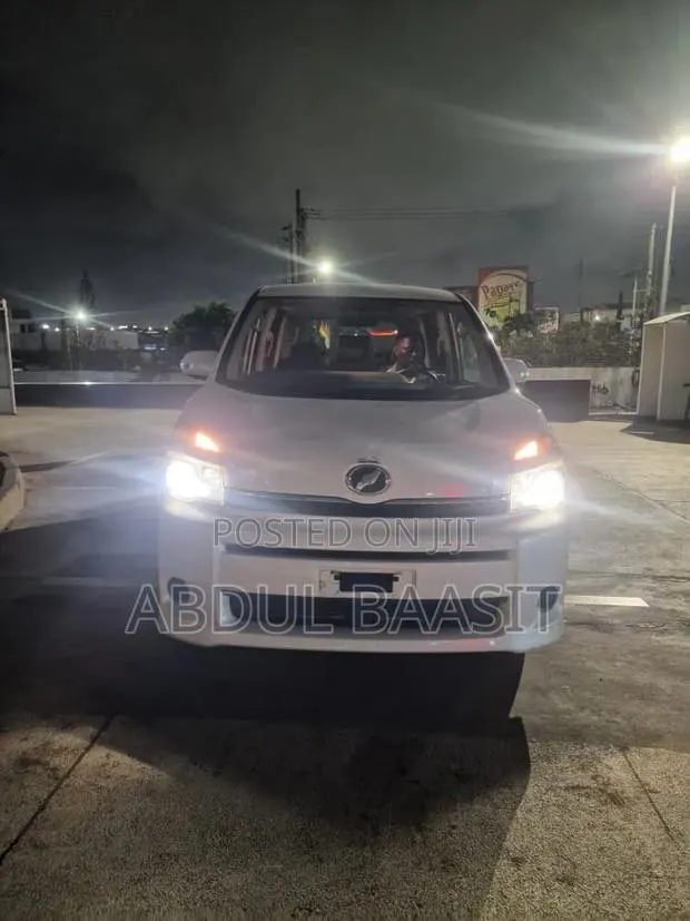 Toyota Voxy V 4WD 7-Seater 2013 White · Photo 1