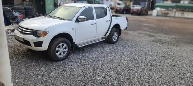 Mitsubishi L200 2013 White · Photo 1