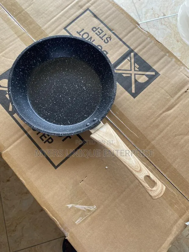 20cm Marble Granite Fry Pan With Wooden Grip · Photo 1