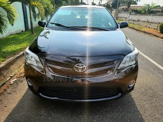 Toyota Corolla LE Special Edition 4dr Sedan (1.8L 4cyl 4A) 2013 Black · Photo 1
