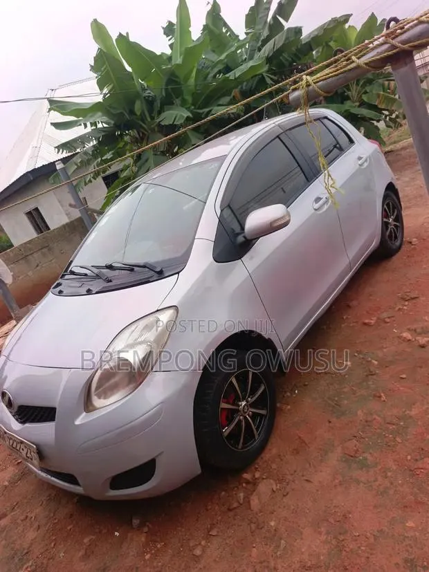 Toyota Vitz 2010 Silver · Photo 1