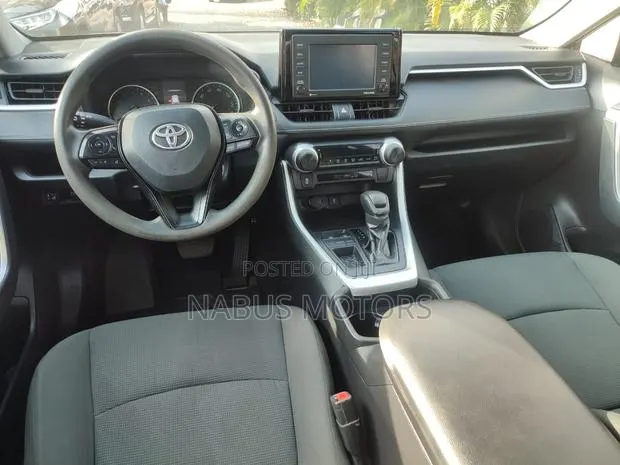 Toyota RAV4 LE 2021 Gray · Photo 1