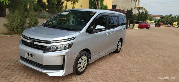 Toyota Voxy 2016 Silver · Photo 1
