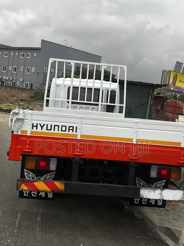 Hyundai Mega 5 Ton Manual Engine · Photo 1