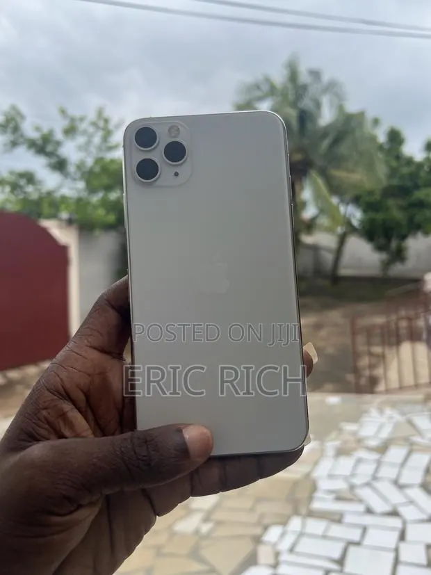 Apple iPhone 11 Pro Max 64 GB White · Photo 1