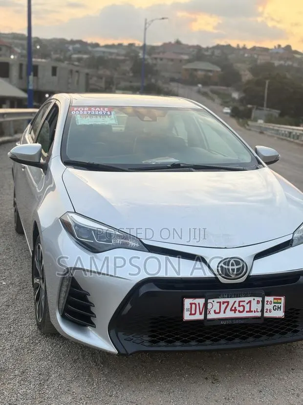 Toyota Corolla SE (1.8L 4cyl 6M) 2018 Silver · Photo 1