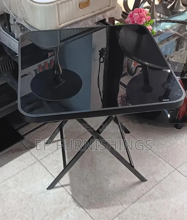 Foldable Glass Table · Photo 1