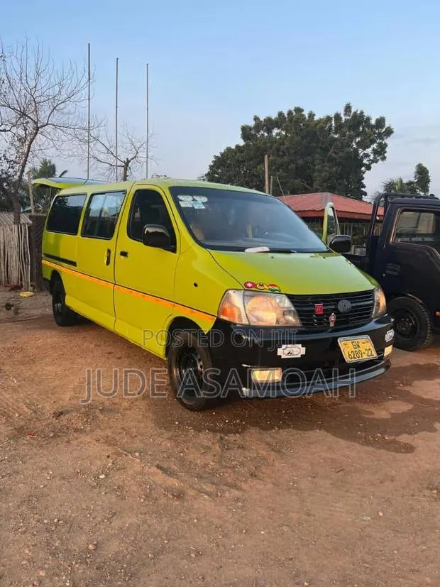 Toyota HiAce 2009 Green · Photo 1