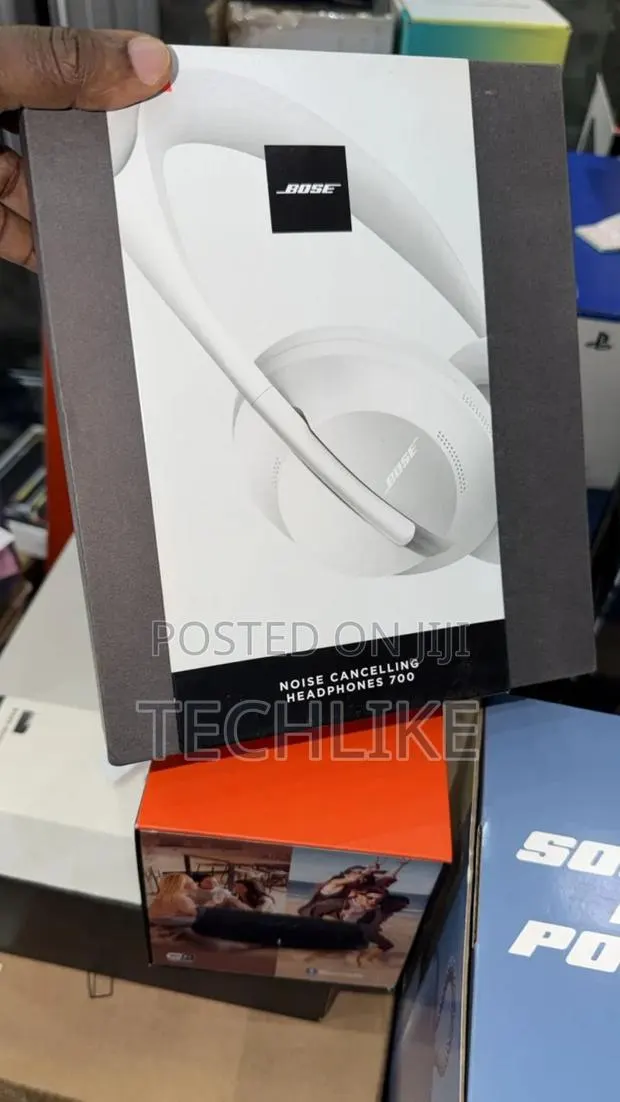 Bose Noise Cancelling Headphones 700 · Photo 1