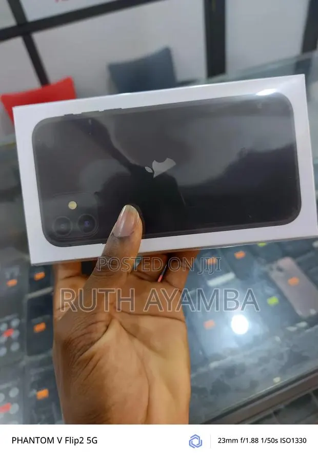 New Apple iPhone 11 64 GB Black · Photo 1