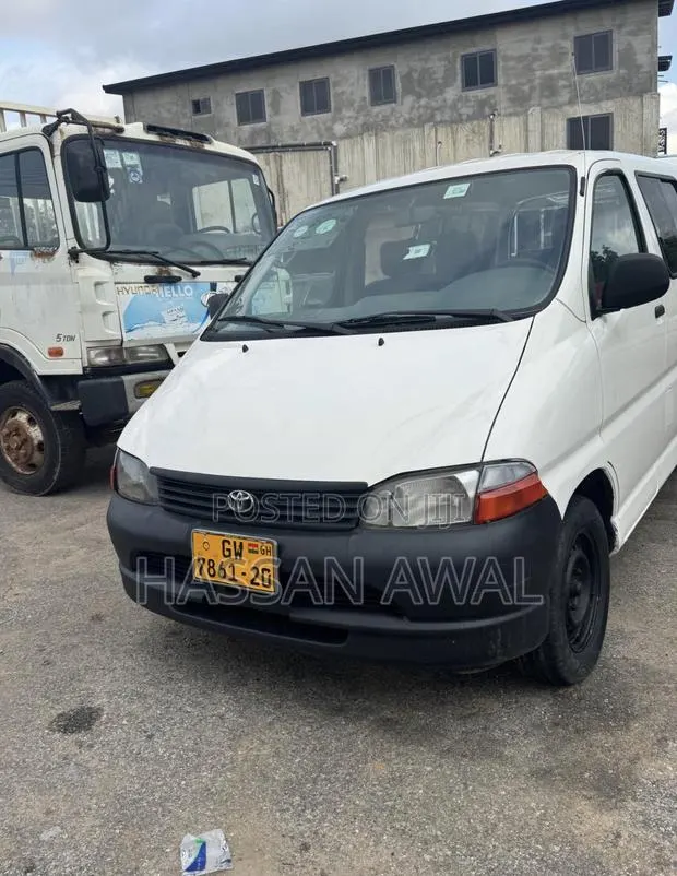 Toyota HiAce 2012 White · Photo 1