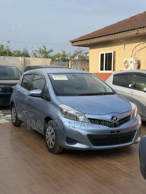 Toyota Vitz 1.3 FWD 5dr 2012 Blue · Photo 1