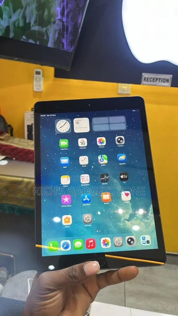 Apple iPad 10.2 (2020) 32 GB Gray · Photo 1