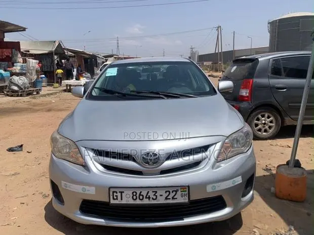 Toyota Corolla LE 4dr Sedan (1.8L 4cyl 4A) 2011 Silver · Photo 1