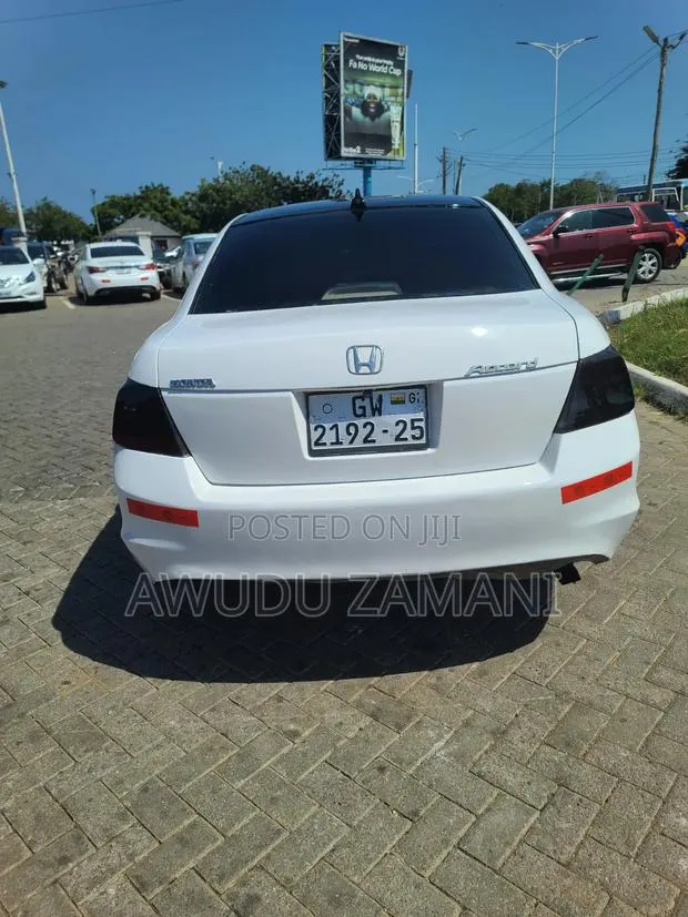 Honda Accord 2010 White · Photo 1