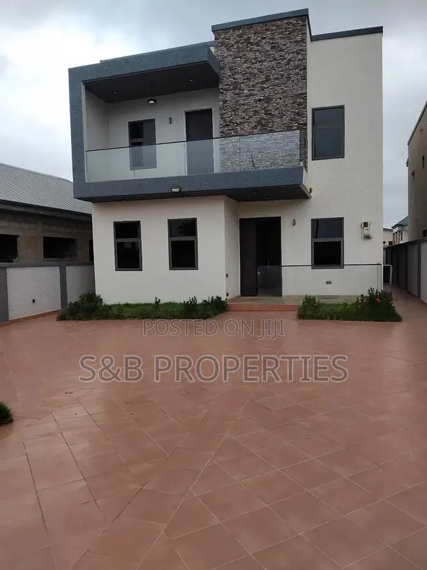 5bdrm House in Ashomang Estate for sale · Photo 1