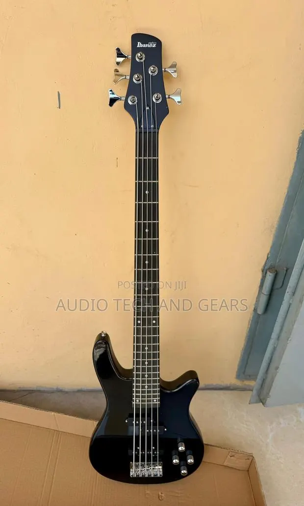 Ibanez Gio Bass Guitar · Photo 1