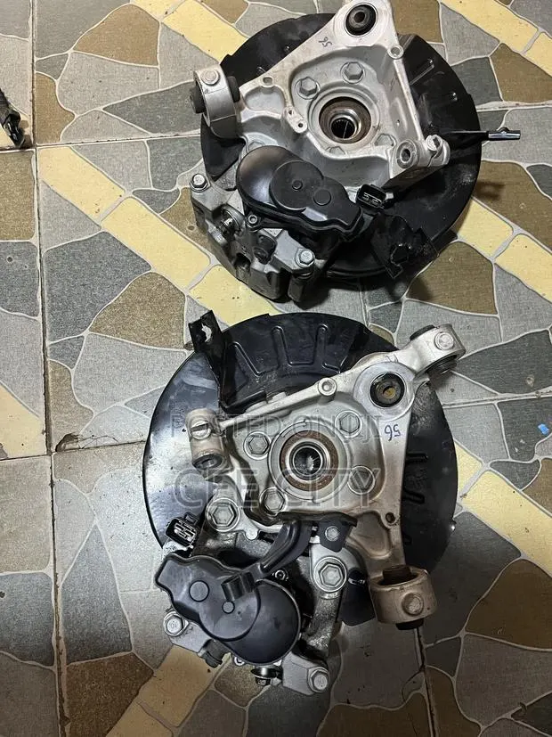 Mitsubishi Outlander 2022-2025 Back Hub Complete · Photo 1