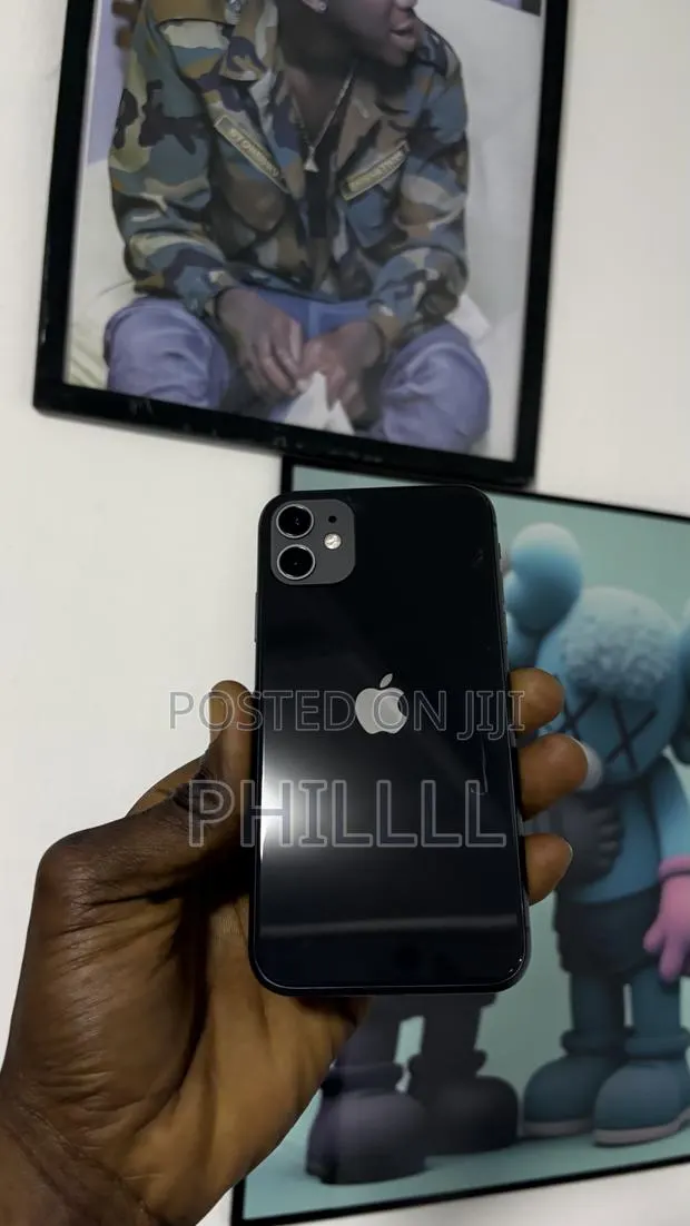 Apple iPhone 11 64 GB Black · Photo 1