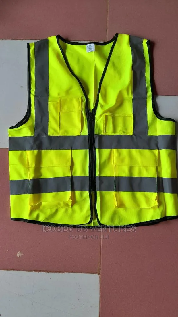 Hi-Vis/Reflective Vest With Pockets · Photo 1