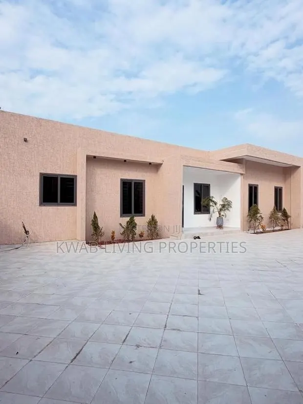 3bdrm House in Housing Down for sale · Photo 1